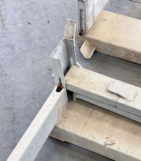 MP092-02 PEDANE IN ACCIAIO ZINCATO CON MONTATI ABBATTIBILI mm 1130 x 1150 h 1230 - immagine 10
