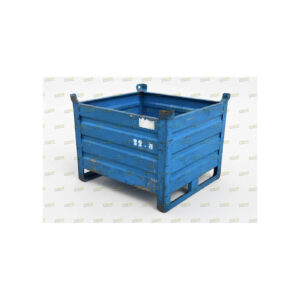 "Dettaglio di un singolo cassone in lamiera usata, modello MC015-35, di colore blu. Il contenitore metallico è mostrato inquadrato singolarmente su fondo bianco, con i piedini/slitte e i ganci di sollevamento superiori in evidenza. La struttura in acciaio presenta le imperfezioni e l'aspetto vissuto di un prodotto di seconda mano. È visibile un codice identificativo a stencil sulla lamiera ondulata."